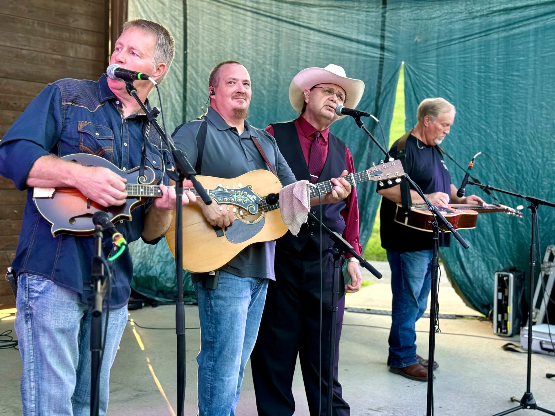 On-stage bluegrass collaboration